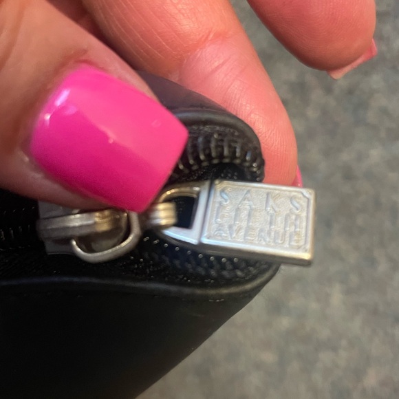 Saks Fifth Avenue Stylish Black Tote Bag - Picture 4 of 8